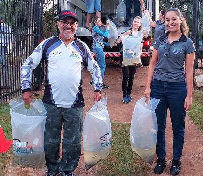 Sicredi e ASPE promovem a soltura de 12 mil alevinos no alagado de Rio Bonito do Iguaçu